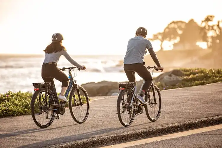Balade à vélo en bord de mer Femme et Homme